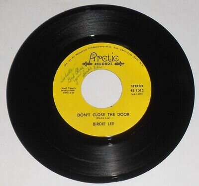 BIRDIE LEE 45 RPM Record 1973 DON'T CLOSE THE DOOR - SIGNED by Birdie Lee TESTED