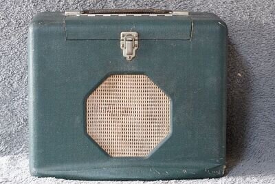 VINTAGE ROBERTS P4D VALVE/TUBE MAINS BATTERY RADIO.1940's.PROP/TV/FILM