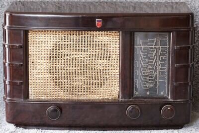 VINTAGE PHILIPS 206A/15 BAKELITE VALVE/TUBE MAINS RADIO.1940's.PROP/TV/FILM