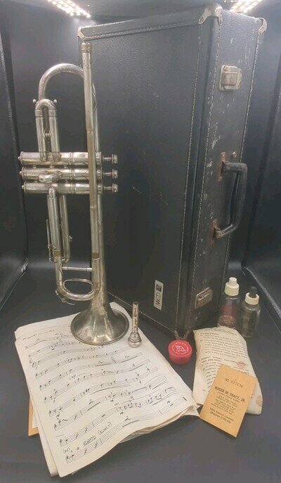Rudolph Wurlitzer Co. USA Vintage Trumpet No.64890, With Hard Case & Accessories