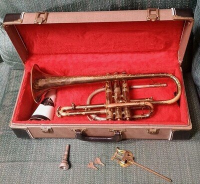 Vtg 1940 H.N. WHITE CO. King Coronet w/BACH Mouthpiece, Mute & Case w/2 keys