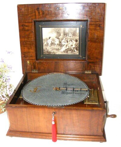 "LARGE POLYPHON DISC PLAYING MUSICAL BOX PLUS 30 - 15 1/2 IN DISCS"