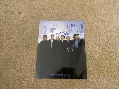 THE HOLLIES AUTOGRAPHED PHOTOGRAPH. SIGNED BY ALL 6 MEMBERS.