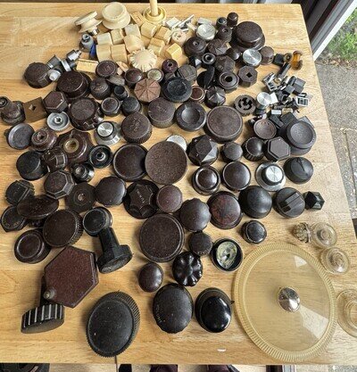 Quantity of mainly Bakelite radio knobs