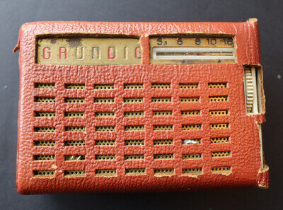 Tiny Pocket Grundig 1962 Solo Boy 201 Transistor Radio Portable