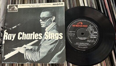 RAY CHARLES E.P."RAY CHARLES SINGS".1963 HMV+PICTURE COVER.NEAR MINT UPGRADER!