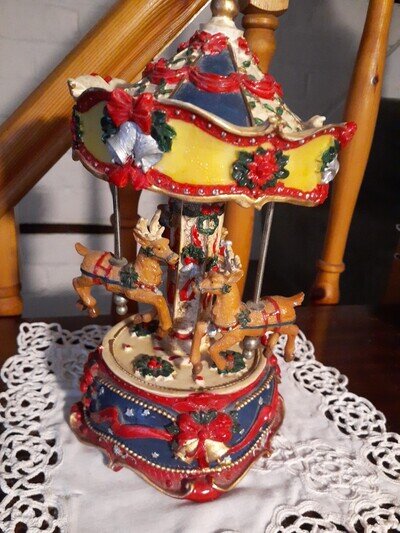 OLD MUSICAL CHRISTMAS CAROUSEL - VINTAGE, HEAVY CERAMIC, BEAUTIFUL DESIGN