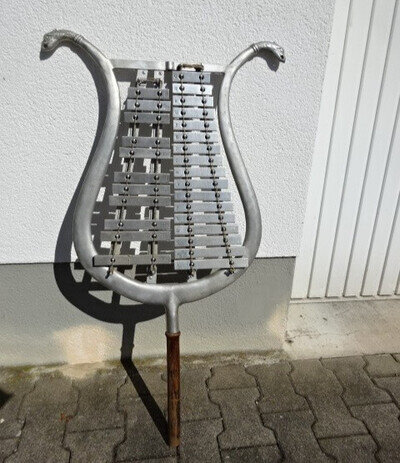 Lyra Bell Tree With Hanging