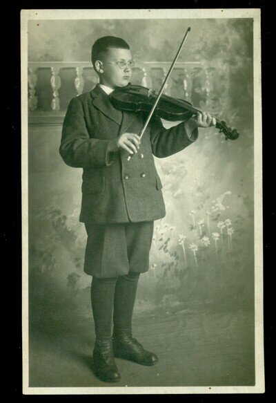 1909 Photo postcard Young violinist W.F. Niebel studio Reading PA
