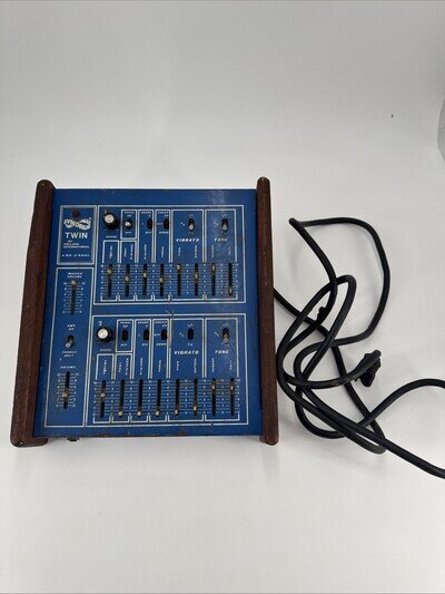 POLLARD SYNDRUM TWIN Electronic Drum Synth Powers on, FOR PARTS/Restoration.