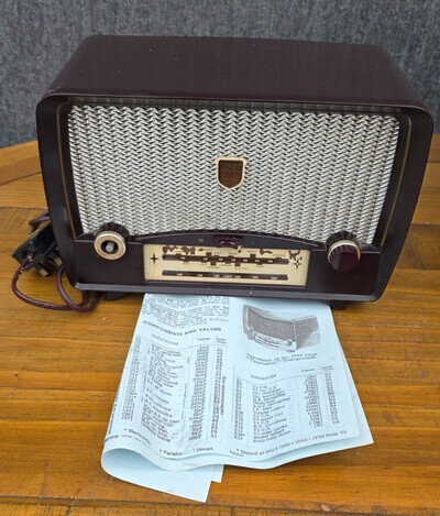VINTAGE BAKELITE ULTRA TROUBADOUR U7961 RADIO - SPARES OR REPAIR