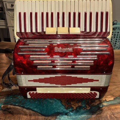 Vtg. Red ORTIGARA Accordion - Made in Italy *** LQQK *** L 545/39