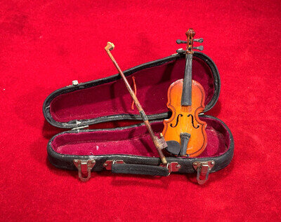 UNIQUE EARLY VINTAGE SALESMAN SAMPLE MINIATURE VIOLIN & BOW IN CASE