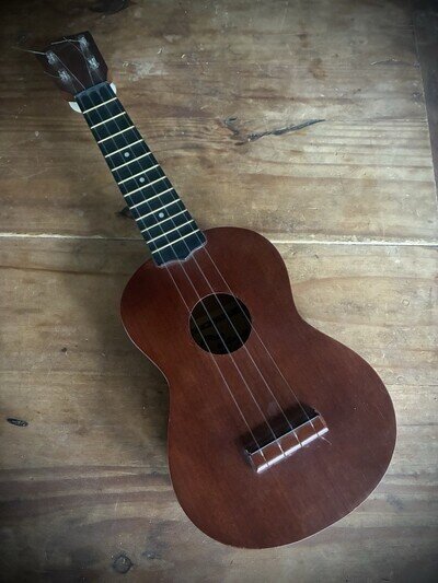 Antique The Hawaiian Ukulele Company - Musical House Waikiki Hawaii- Nice.