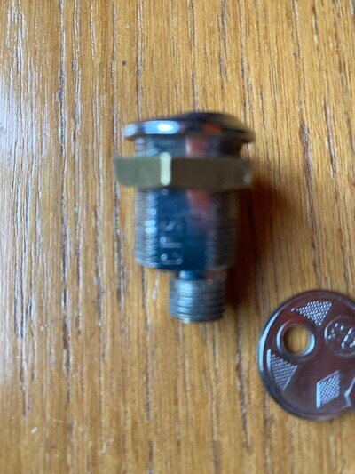 A GERMAN JUKE BOX LOCK. WURLIZER, HARTING , BERGMAN CPS 1 ZEISS IKON? 2 KEYS