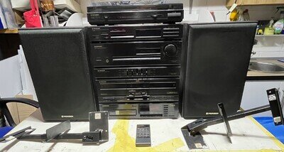 Pioneer hifi system PL-Z82, c/w speakers & wall mount bkt's. Radio-tuner works.