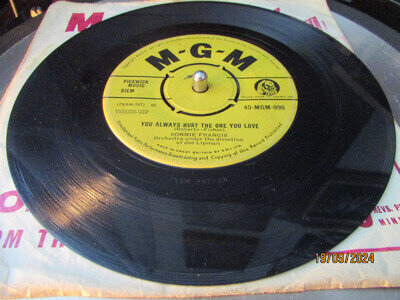 CONNIE FRANCIS ~ LIPSTICK ON YOUR COLLAR ~ 1959 ~ M~G~M ~ U.K.45 ~ HEAR !