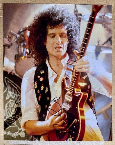 SIR BRIAN MAY AUTOGRAPHED PHOTO. HAND SIGNED IN PERSON QUEEN ROCK GUITAR LEGEND