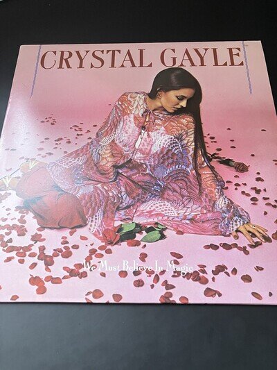CRYSTAL GAYLE - WE MUST BELIEVE IN MAGIC LP 1977 WITH INNER SLEEVE - NEAR MINT
