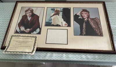 Framed Photos of Rod Stewart + certificate of authenticity - Autographed ￼