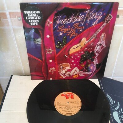 FREDDIE KING – LARGER THAN LIFE LP – VG A1/B1 UK 1975 BLUES-2394-163