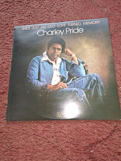 CHARLEY PRIDE " She's just an old love turned memory " UK Vinyl LP RCA PL12261