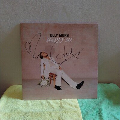 Olly Murs - Marry Me, Hand Signed Vinyl Record, HMV Instore (2022)