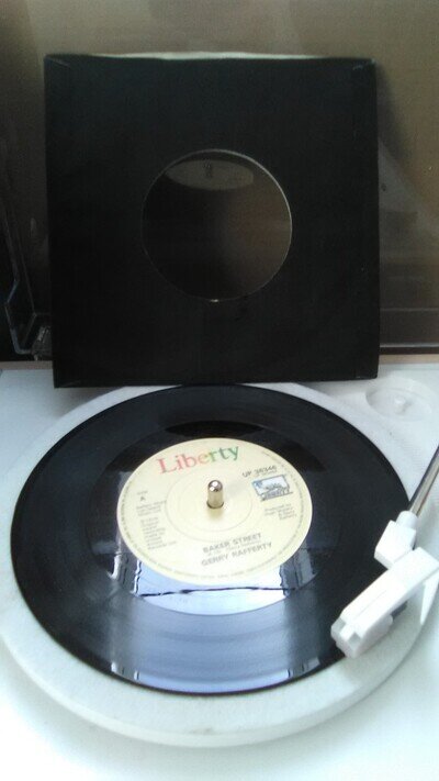 Gerry Rafferty: Baker Street 7" Vinyl Single - 479/26