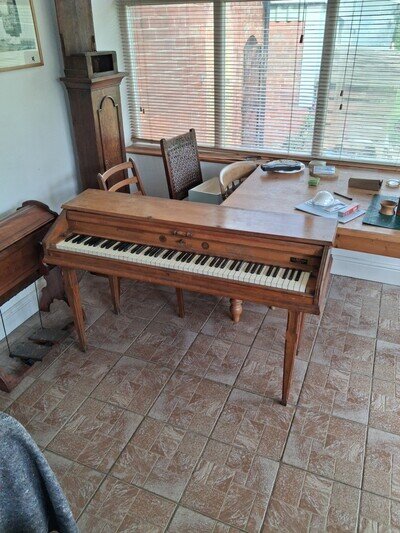 A Antique Virgil Perfected Practise Clavier London & Berling, oak case