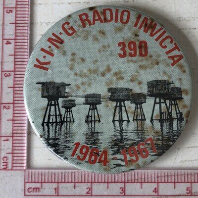 Vintage King radio invicta 390 55mm Pin Badge Maunsell sea fort Pirate Radio