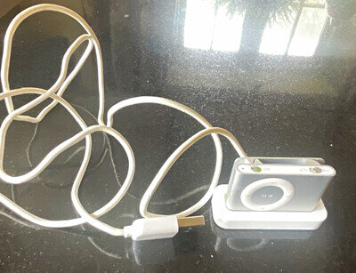 Apple iPod Shuffle 2nd Gen MP3 Player Silver - all working