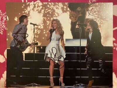 THE BAND PERRY AUTOGRAPHED SIGNED PHOTOGRAPH 10 X 8 WITH C.O.A. (COUNTRY WESTERN